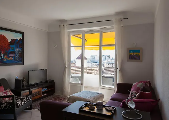 Stunning Views From This Lovely One Bedroom Apartment In Cannes Only A Short Walk From The Palais 479